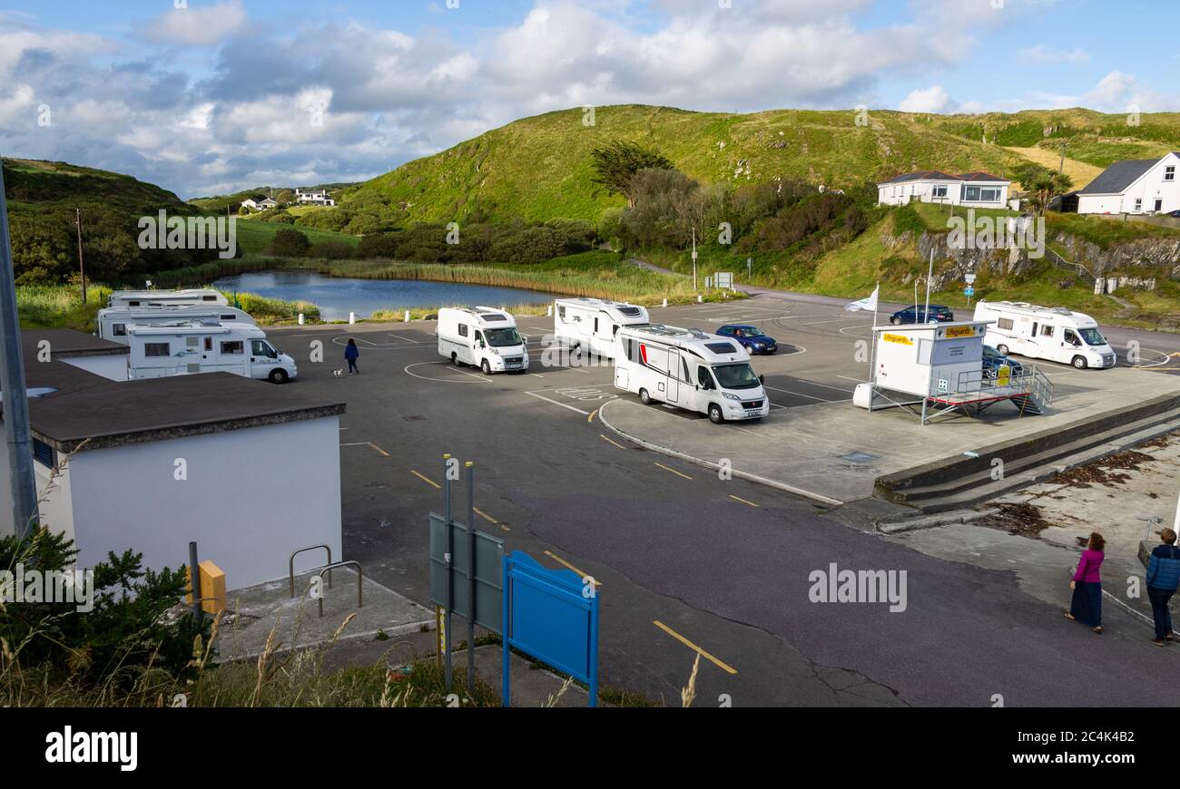Wohnmobile oder Wohnmobile in einem Strand Parkplatz Tragumna West Cork Irland Stockfoto