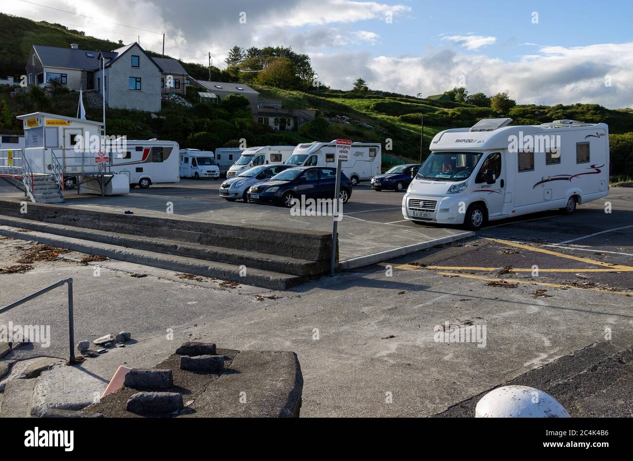 Wohnmobile oder Wohnmobile in einem Strand Parkplatz Tragumna West Cork Irland Stockfoto