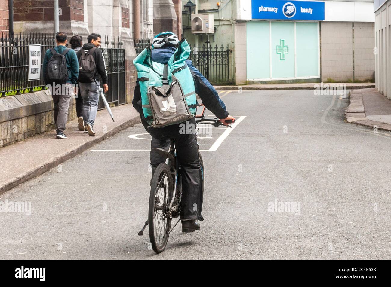 Lieferung Food Delivery Rider in Cork City, Irland. Stockfoto