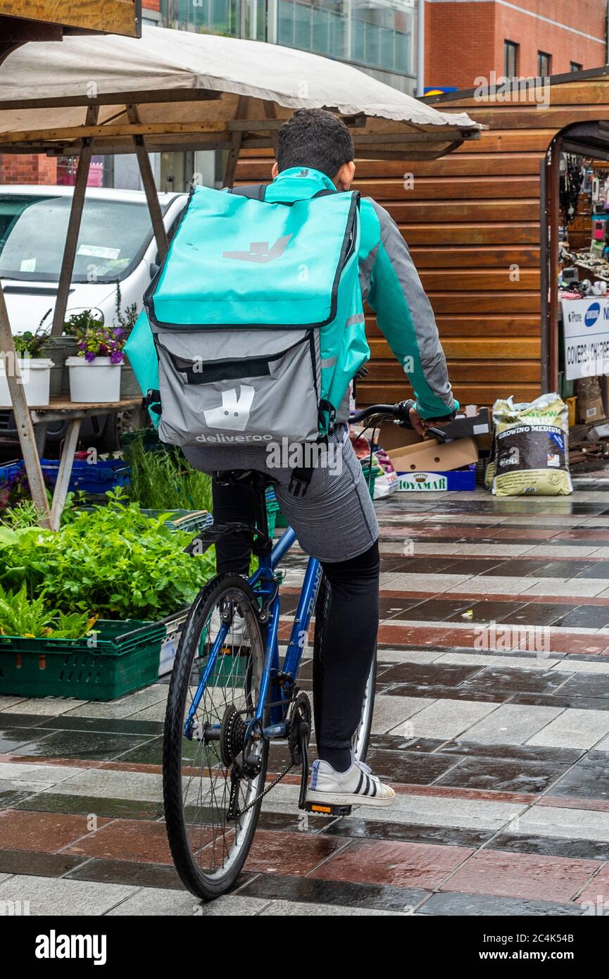 Lieferung Food Delivery Rider in Cork City, Irland. Stockfoto