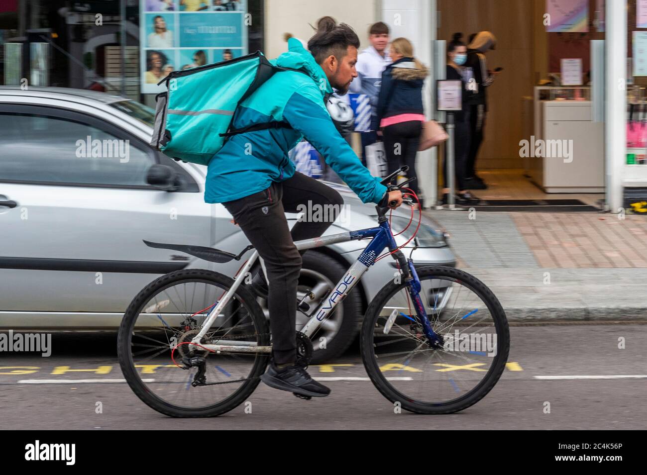 Lieferung Food Delivery Rider in Cork City, Irland. Stockfoto