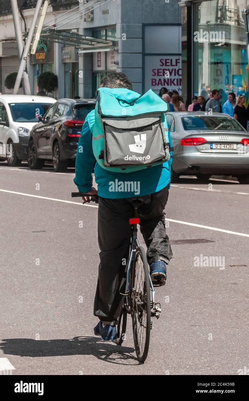 Lieferung Food Delivery Rider in Cork City, Irland. Stockfoto