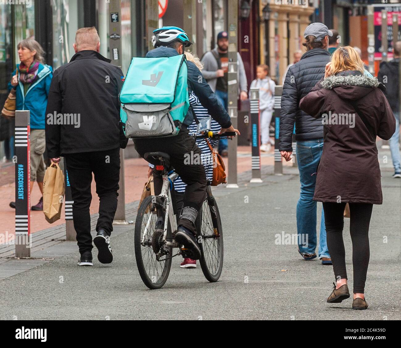 Lieferung Food Delivery Rider in Cork City, Irland. Stockfoto