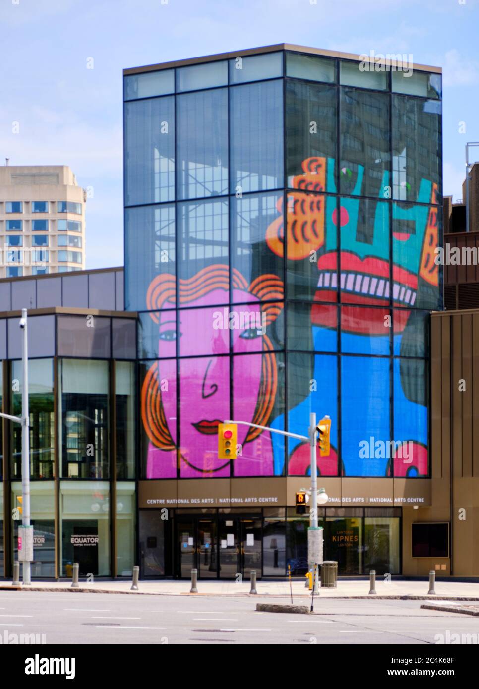 Joe Durchschnittliche Kunst als Laterne Licht Display auf dem National Arts Centre (NAC) zu Ehren des Pride Month in Ottawa Stockfoto