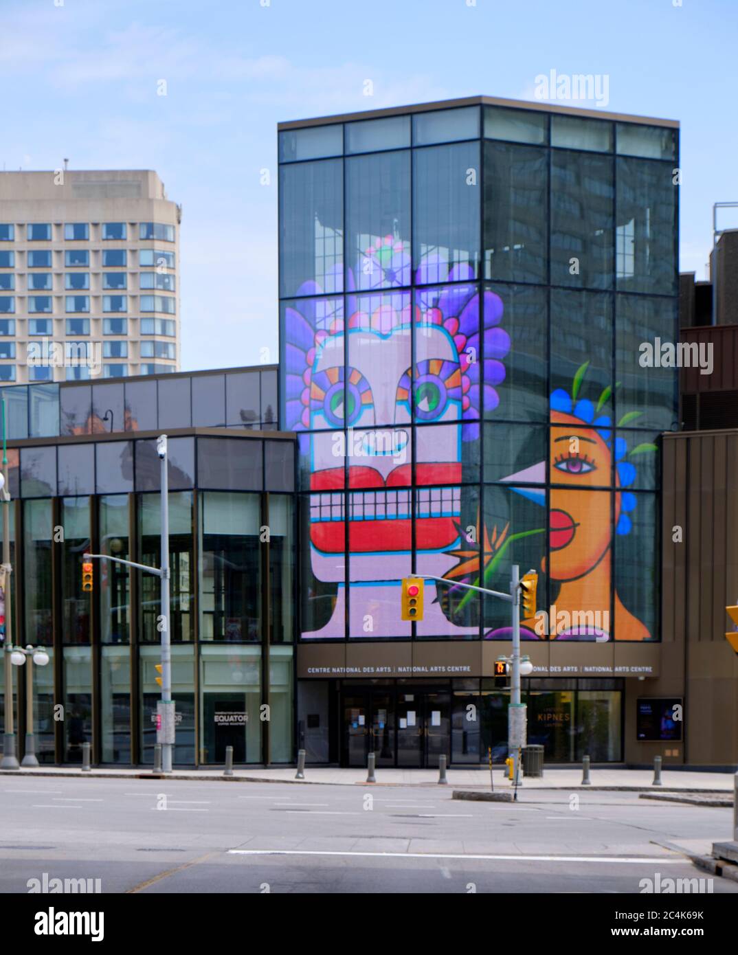 Joe Durchschnittliche Kunst als Laterne Licht Display auf dem National Arts Centre (NAC) zu Ehren des Pride Month in Ottawa Stockfoto