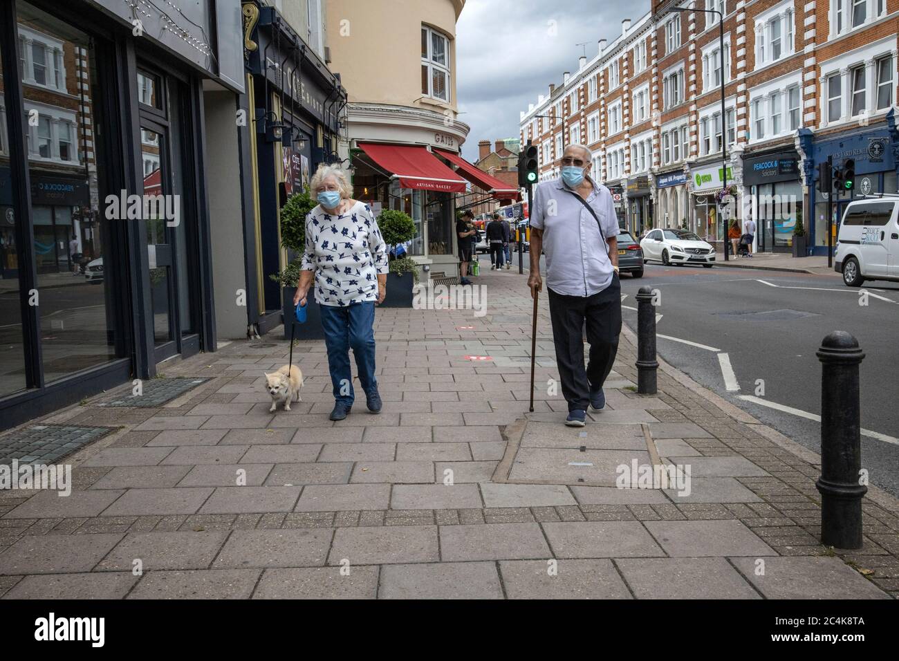 Ungewöhnlich ruhig Wimbledon Village am Eröffnungstag des Wimbledon Tennis Championships 2020 Turnier, könnte die Gegend leiden £100 wirtschaftlichen Verlust. Stockfoto