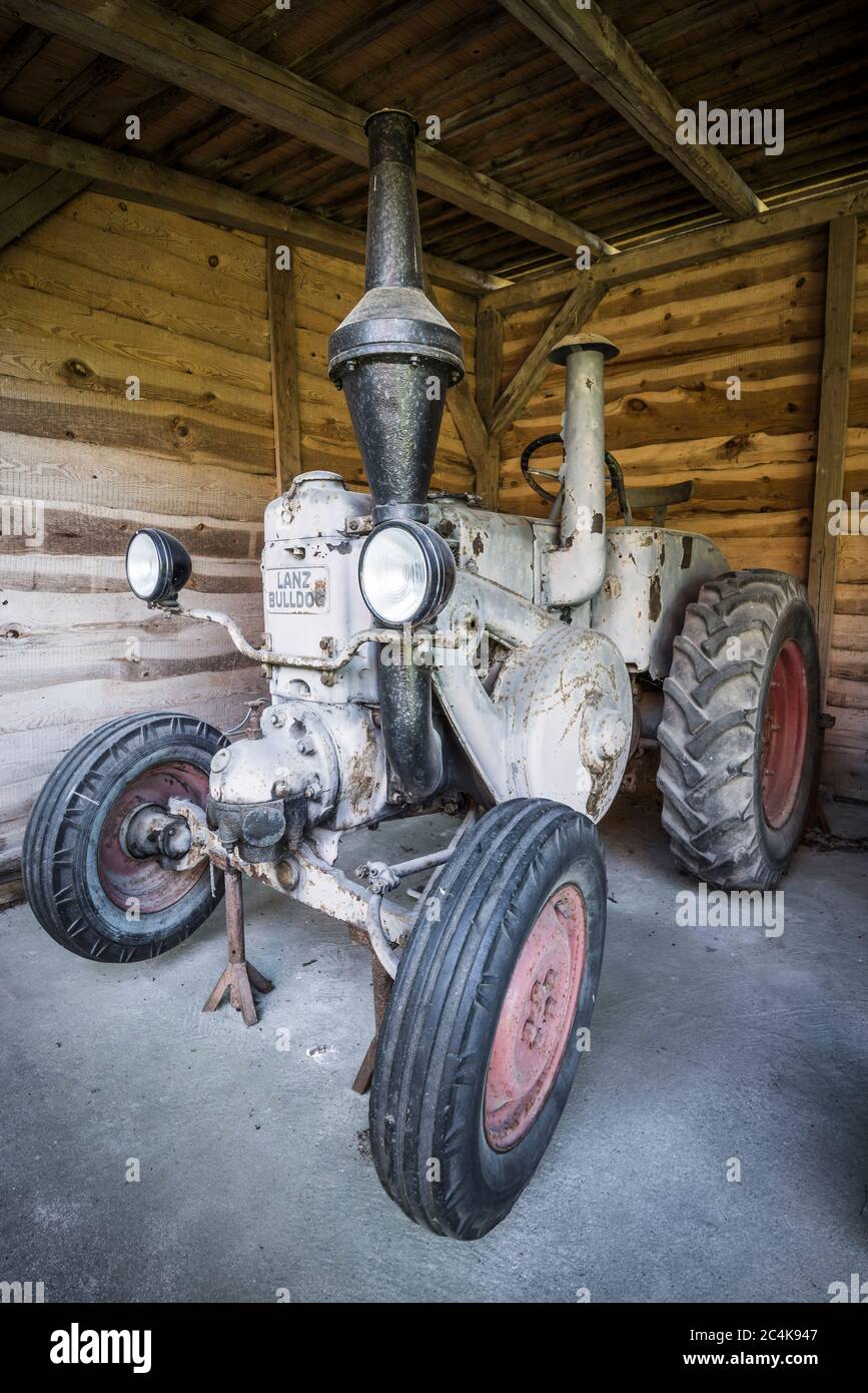 Alter Traktor in einer Scheune Stockfoto