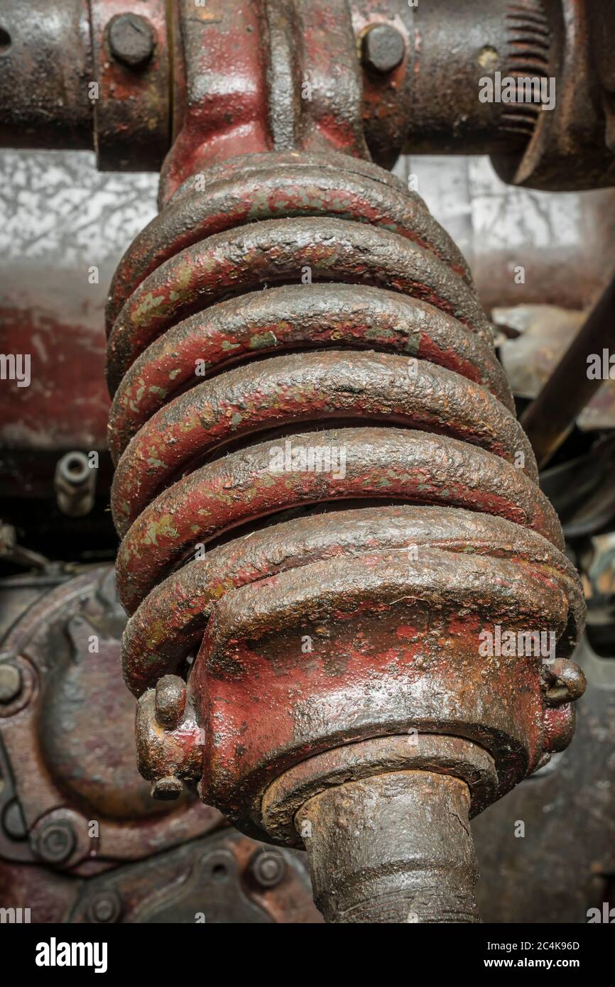 Federmechanismus auf einer alten Landmaschine Stockfoto