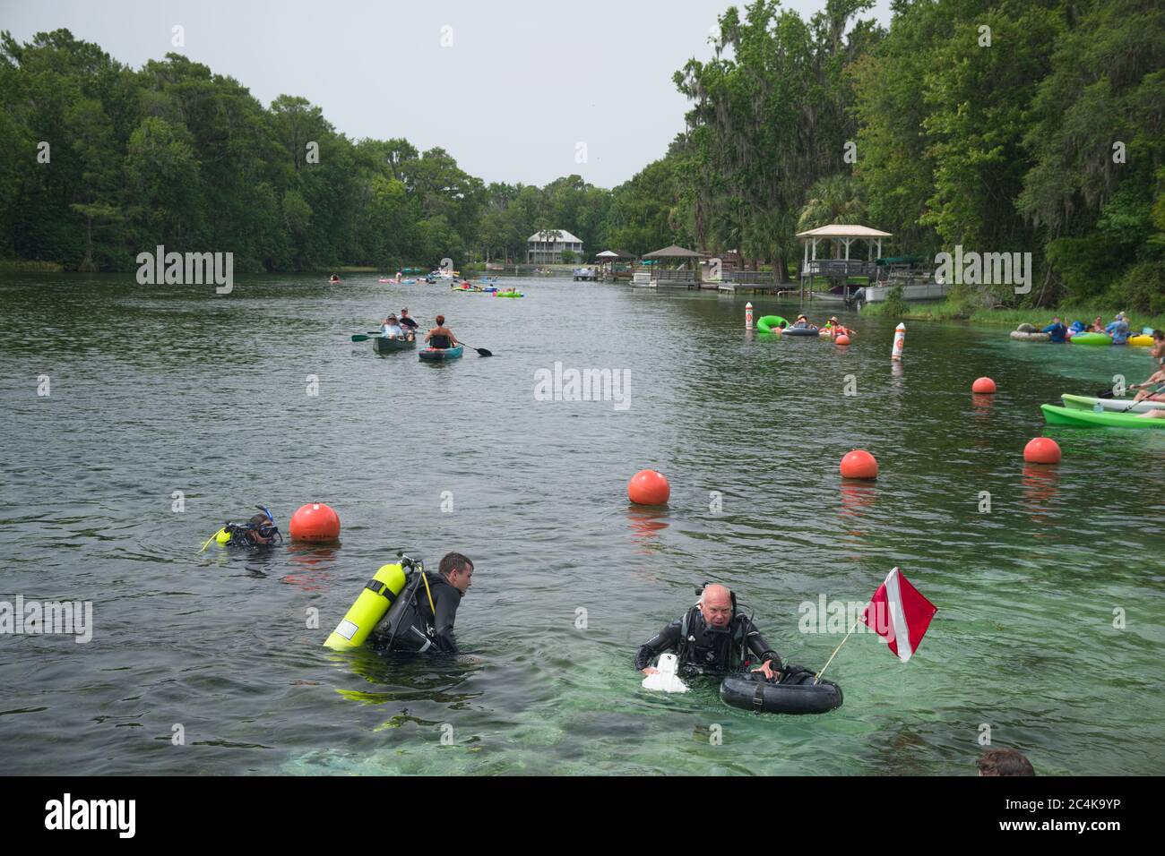 Verschiedene Wasseraktivitäten im KP Hole County Park entlang des Rainbow River in Dunnellon, Florida. Menschen genießen die klare Wasserstraße mit Springfedern in Nord-CE Stockfoto