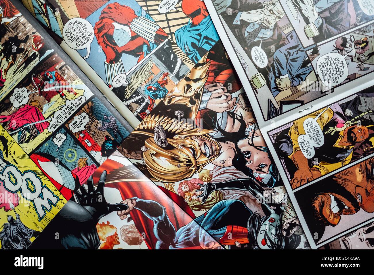 Öffnen Sie Comic-Buch, Seiten mit Helden aus nächster Nähe. Hintergrund Stockfoto