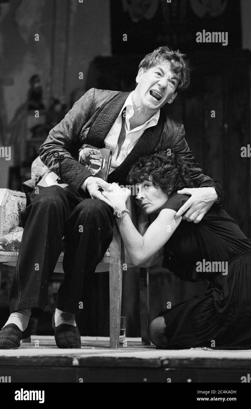 Ian McKellen (Boy), Janet Suzman (Babe) in FEIGHEIT von Sean Mathias im Ambassador's Theatre, London WC2 11/08/1983 Bühnenbild: Hayden Griffin Kostüme: Deirdre Clancy Beleuchtung: Rory Dempster Regie: Anthony Page Stockfoto