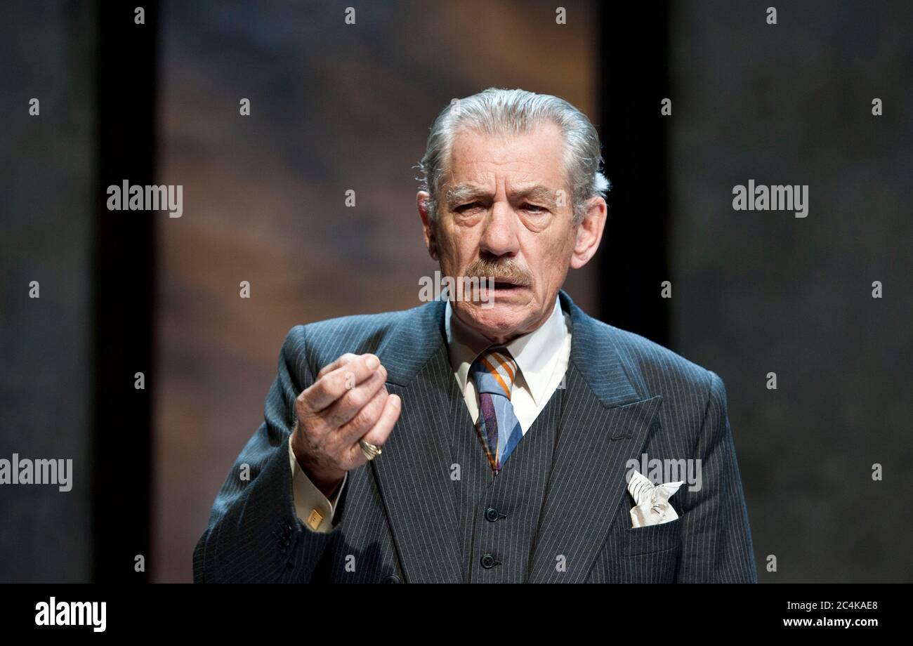 Ian McKellen (Don Antonio Barracano) im SYNDIKAT von Eduardo de Filippo im Minerva Theater, Chichester Festival Theater, West Sussex, England 02/08/2011 eine neue Version von Mike Poulton von IL SINDACO DEL RIONE SANITA Design: Angela Davies Beleuchtung: Tim Mitchell Regie: Sean Mathias Stockfoto Ian McKellen (Don Antonio Barracano) im SYNDIKAT von Eduardo de Filippo im Minerva Theater, Chichester Festival Theater, West Sussex, England 02/08/2011 eine neue Version von Mike Poulton von IL SINDACO DEL RIONE SANITA Design: Angela Davies Beleuchtung: Tim Mitchell Regie: Sean Mathias Stockfoto
