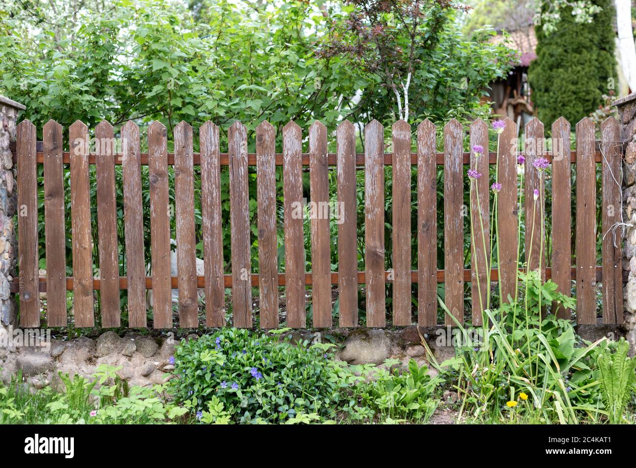 Ein Holzzaun im Dorf. Stockfoto