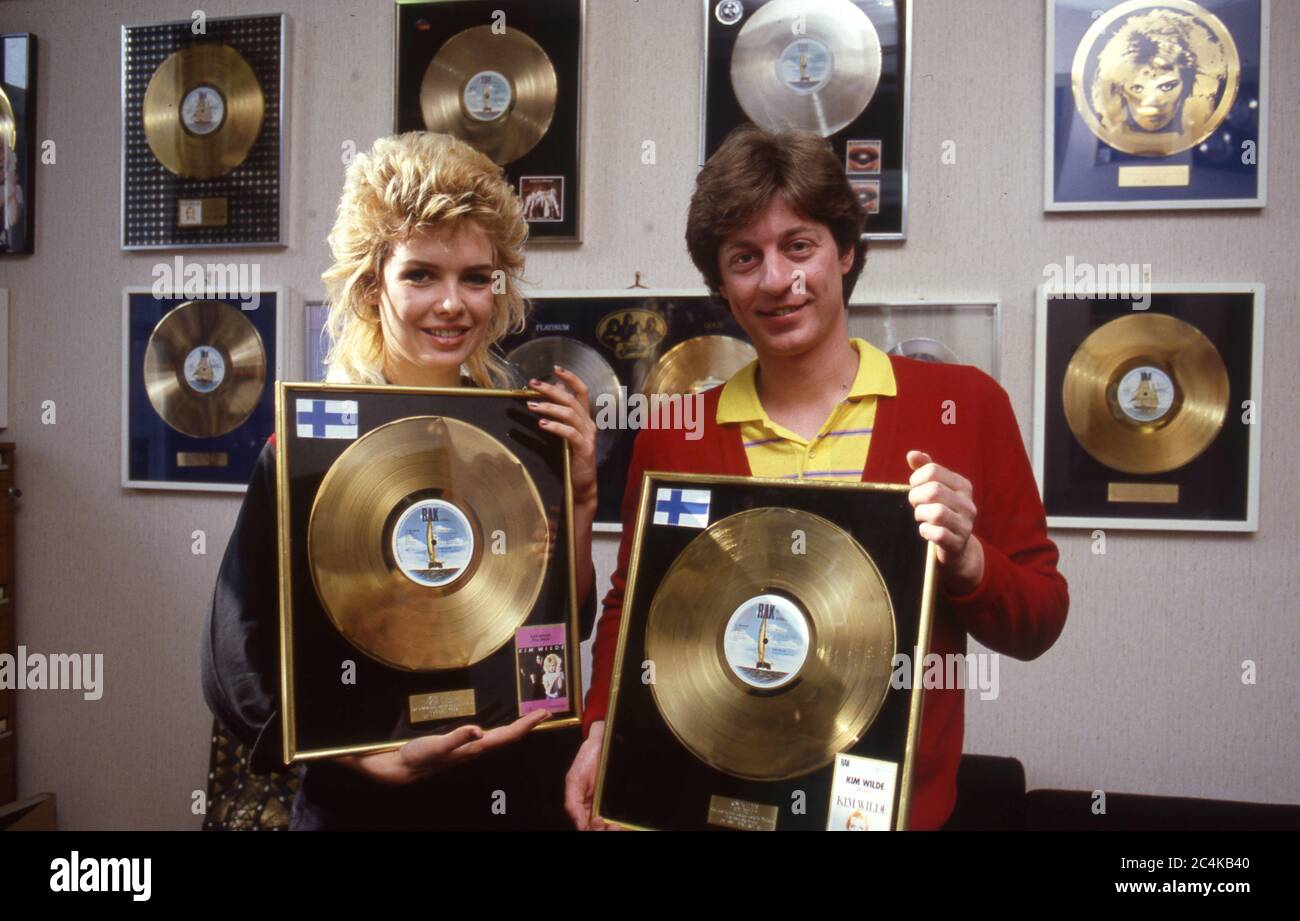 Kim Wilde mit Heikki Puhakka aus EMI Finnland mit finnischen Goldrekorden Stockfoto