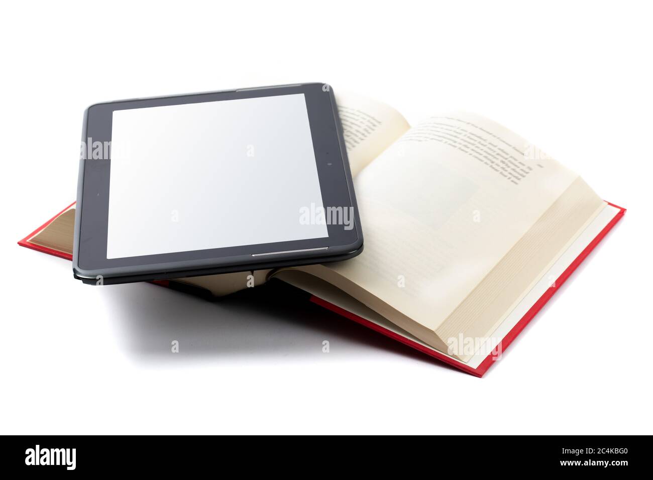 Alte und neue Art zu lesen - eine E-Book-Reader-App auf einem Tablet mit einem offenen traditionellen Hardcover-Bücher isoliert auf weiß Stockfoto