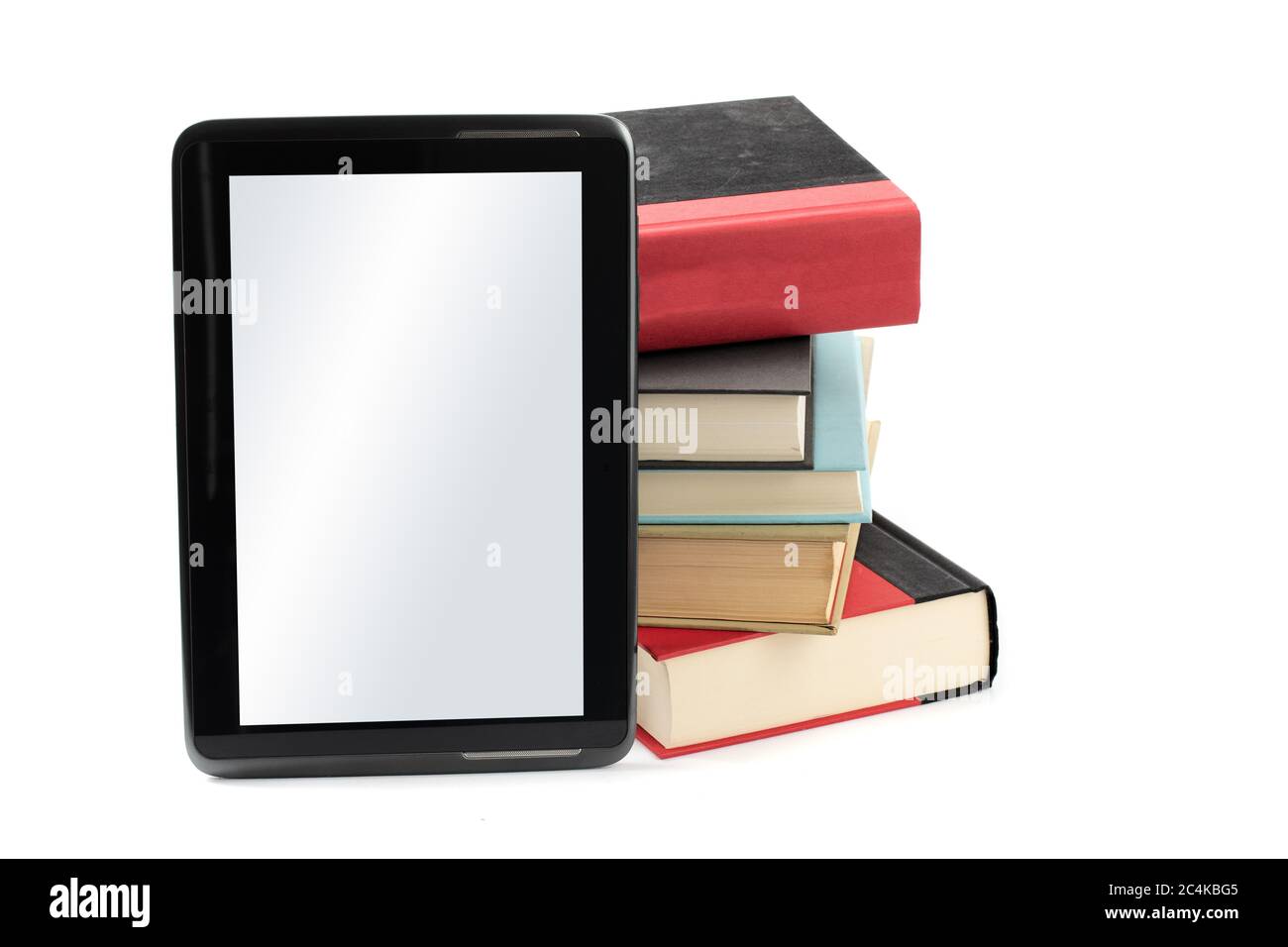 Eine E-Book-Reader-App auf einem Tablet mit einem Stapel von traditionellen Hardcover-Bücher isoliert auf weiß illustrieren alte und neue Technolog Stockfoto