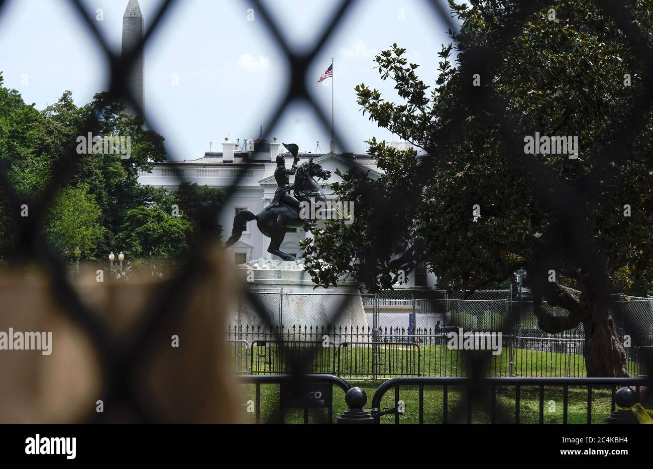 Washington, Usa. Juni 2020. Die Statue des General Andrew Jackson in Lafayette Plaza wird am Samstag, den 27. Juni 2020 in Washington, DC, durch Fechten vom Black Lives Matter Plaza vor dem Weißen Haus gesehen. Am 22. Juni 2020 versuchten Protestierende, die Statue zu stürzen. Foto von Leigh Vogel/UPI Kredit: UPI/Alamy Live News Stockfoto