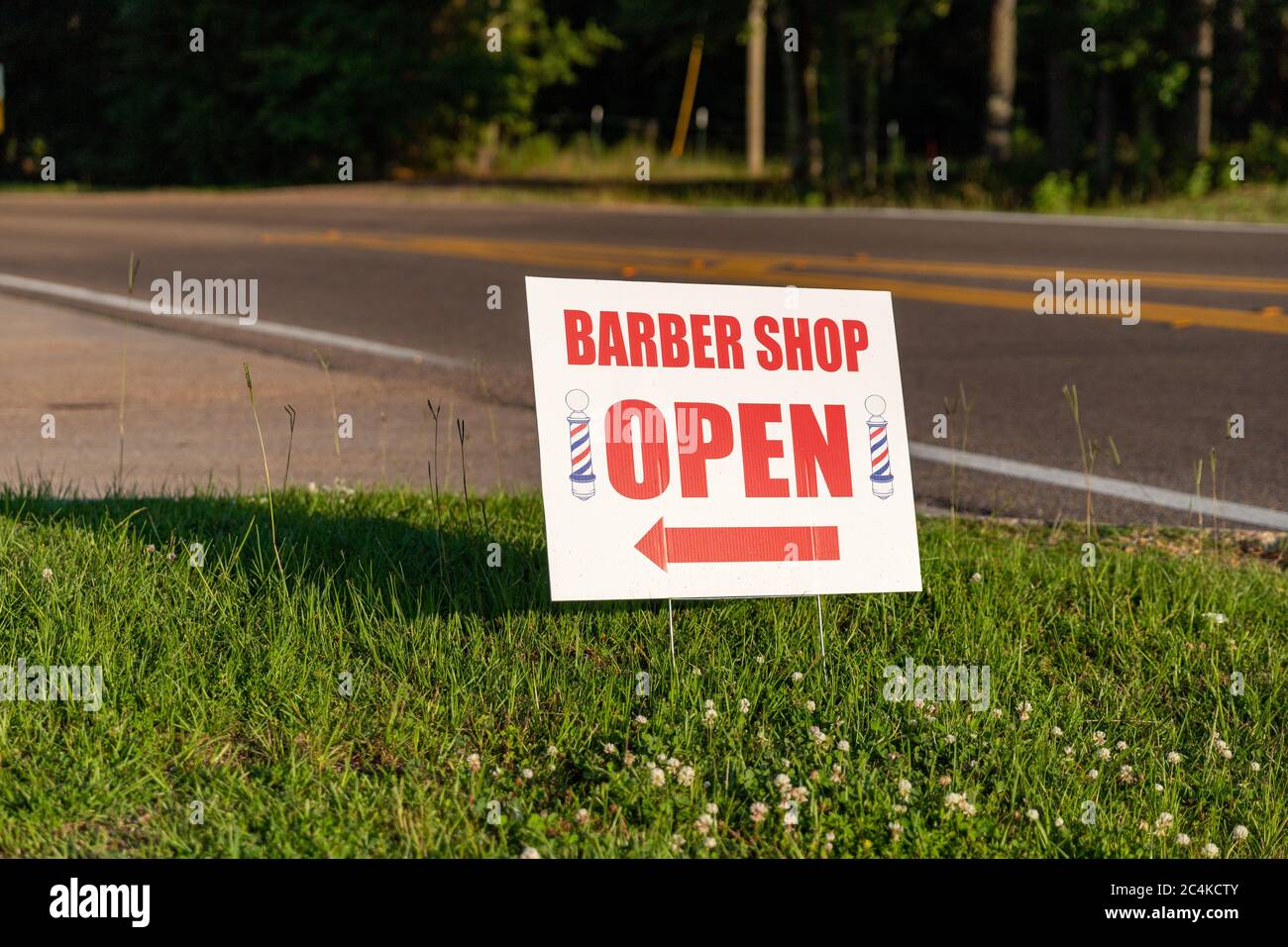 Generisches Barber Shop offenes Schild, außen mit Kopierplatz Stockfoto