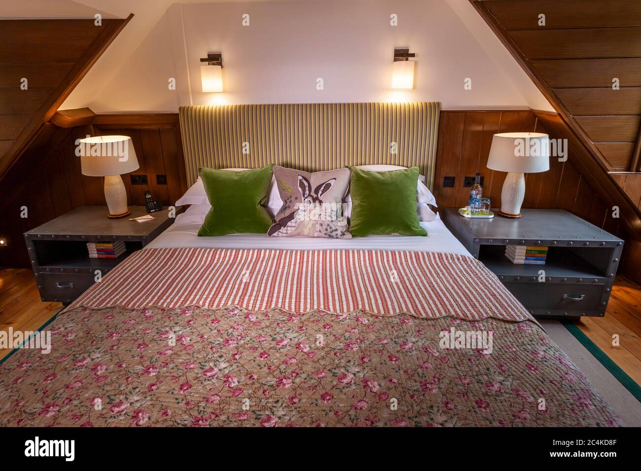 Endsleigh Hotel in West Devon, England. Das Schlafzimmer der Suite Nr. 19. In schöner Harmonie: Antik und modern Stockfoto