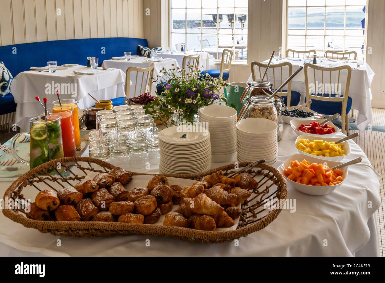 Im Hotel Tresanton hat Frische auch beim Frühstück oberste Priorität! Perfekter Start in den Tag am Meer. Cornwall, England Stockfoto