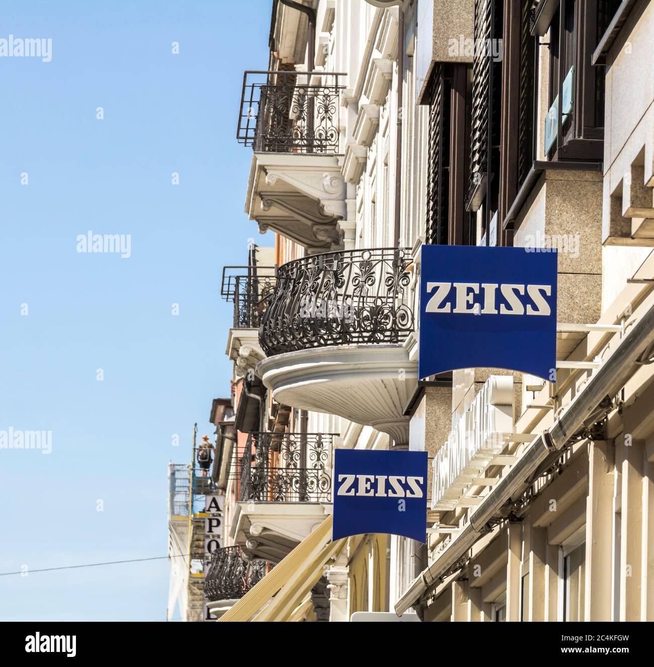 Heidelberg, Deutschland - 4. Juli 2019: Zeiss Zeichen. Carl Zeiss, unter dem Markennamen ZEISS, ist ein deutscher Hersteller von optischen Systemen und industriellen Messgeräten Stockfoto