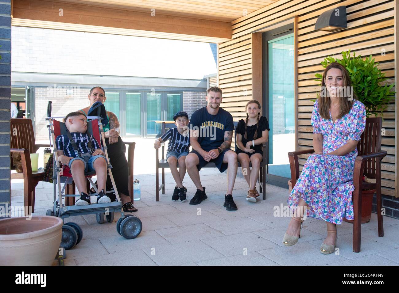 Die Herzogin von Cambridge spricht mit Sonny Saunders (links) und seiner Familie, Mutter Kelly, Bruder Hudson, Vater Jordan und Schwester Star, während eines Besuchs im NOOK in Framlingham Earl, Norfolk, das eines der drei East Anglia Children's Hospices (JEWEILS) ist. Nur eine Woche nach seinem sechsten Geburtstag im Februar wurde bei Sonny ein diffuses intrinsisches pontingliom diagnostiziert, ein aggressiver und schwer zu behandelbarer Hirntumor. Stockfoto