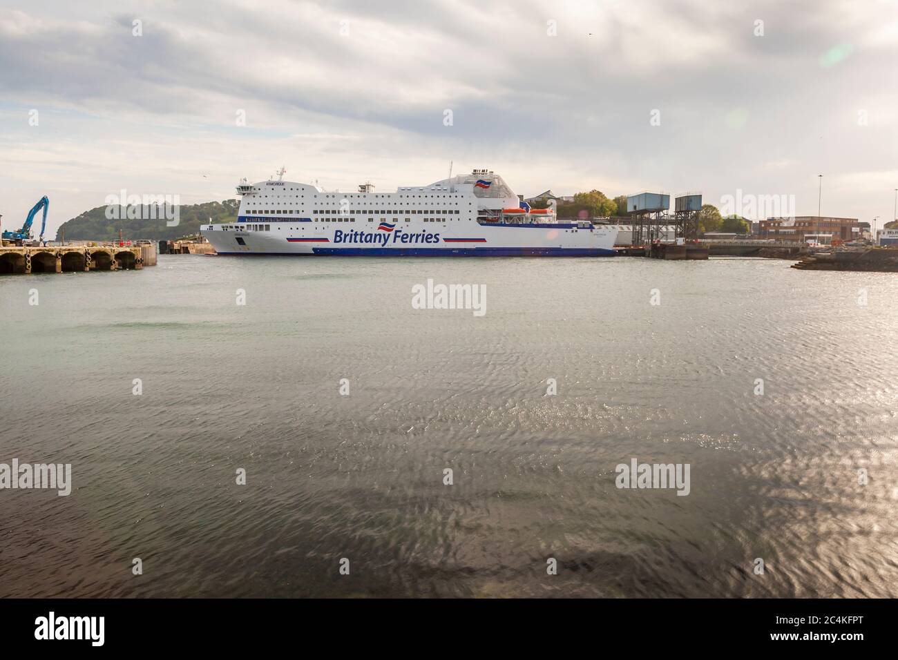 The Ferry Boat Armorique of Brittany Ferries in Plymouth, England, Vereinigtes Königreich. Die Armorique hat ihren Namen von einer Region der Bretagne und bedeutet übersetzt "das Gebiet mit Blick auf das Meer" Stockfoto