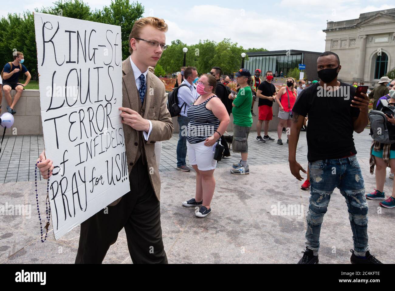 Saint Louis, Missouri, USA. Juni 2020. Während eines Protestes, der die Entfernung einer Statue von St. Louis fordert, trägt ein junger Mann ein Zeichen, das darauf hinweist, dass die Entfernung der Statue einem antichristlichen Terrorismus gleichkommt. Quelle: James Cooper/ZUMA Wire/Alamy Live News Stockfoto