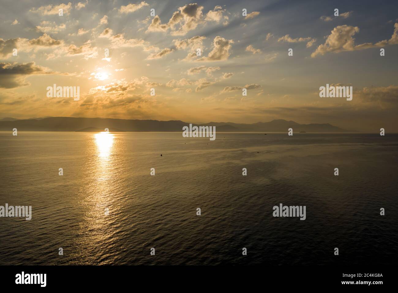 Sonnenaufgang mit flauschigen Wolken über dem Mittelmeer Stockfoto