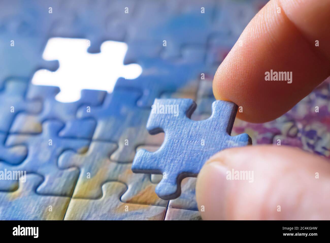 Puzzle Stück Puzzle Montage. Letzte Projektphase. Komplexes Projektmanagement. Konzept der Abschlussprüfung. Abschluss des Projektkonzepts. Endgültig Stockfoto