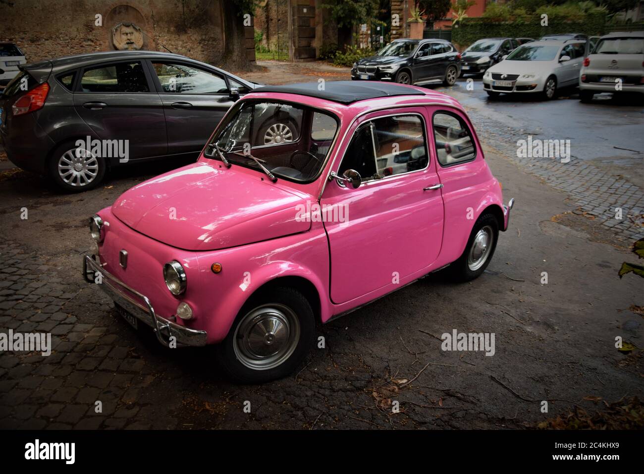 ROM, ITALIEN - 24. Okt 2019: Little Sweet Old Pink Fiat 500 in Rom Stockfoto
