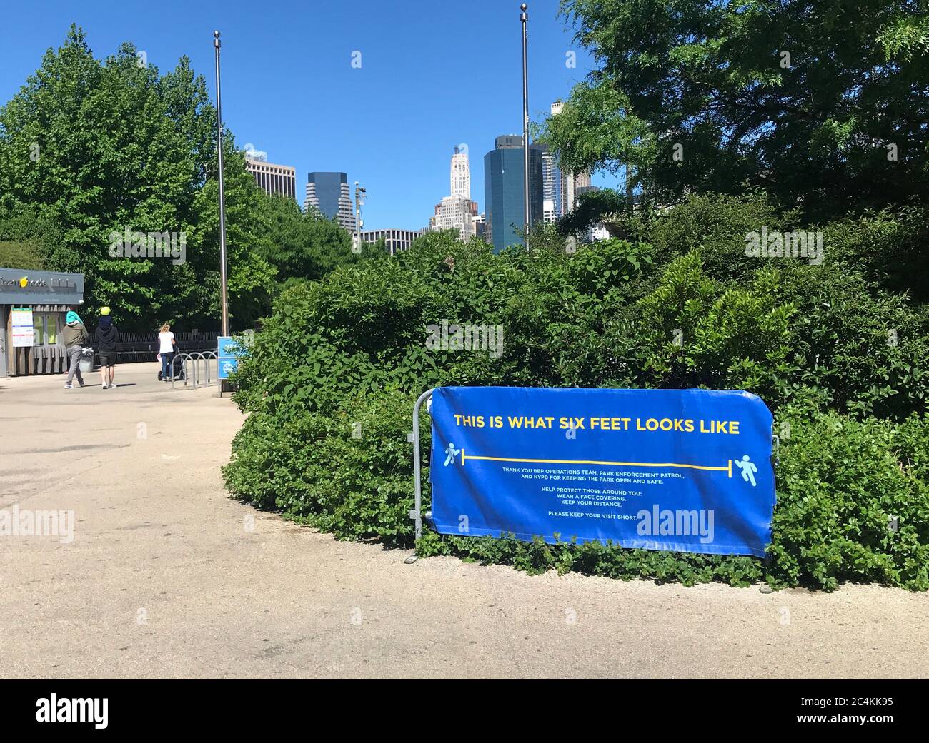 Soziale Distanzierungszeichen im Brooklyn Bridge Park, das die Menschen daran erinnert, sechs Meter auseinander zu halten, um die Ausbreitung des Coronavirus / COVID-19 zu verhindern Stockfoto