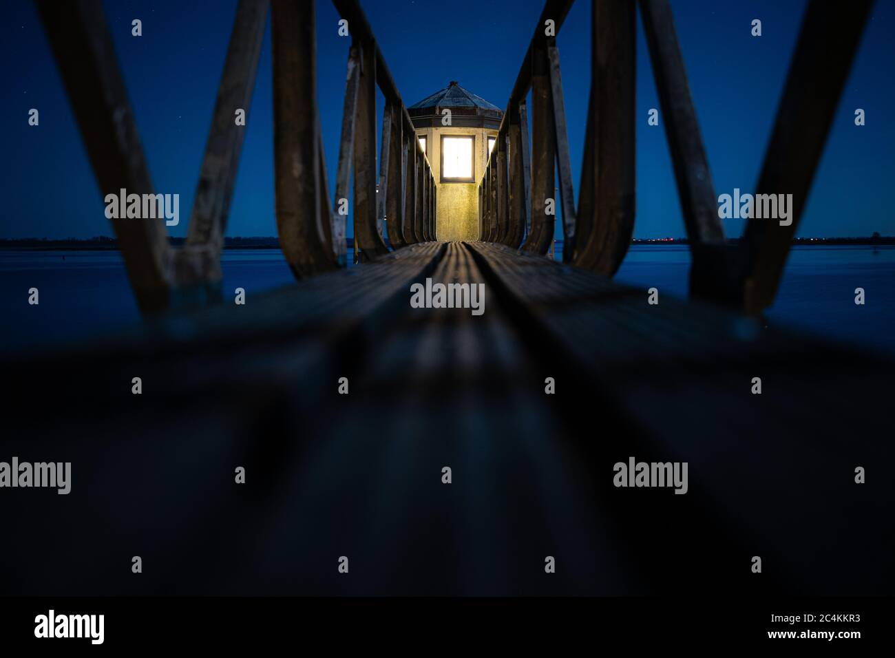 Landschaftsaufnahme einer Boxenträger Brücke während einer friedlichen Blauer Abend Stockfoto