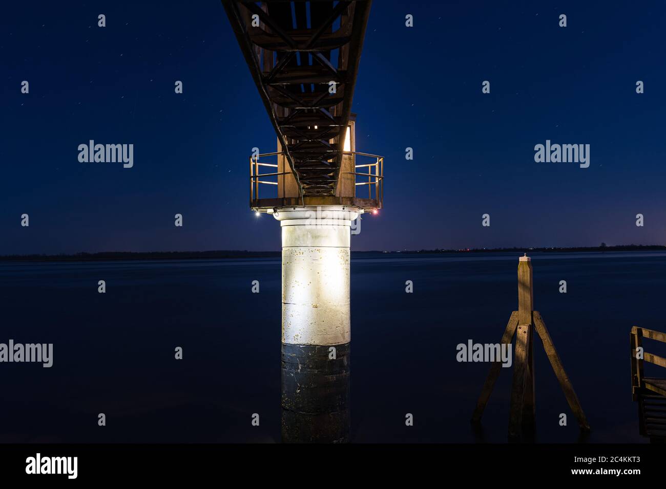 Landschaftsaufnahme einer Boxenträger Brücke während einer friedlichen Blauer Abend Stockfoto