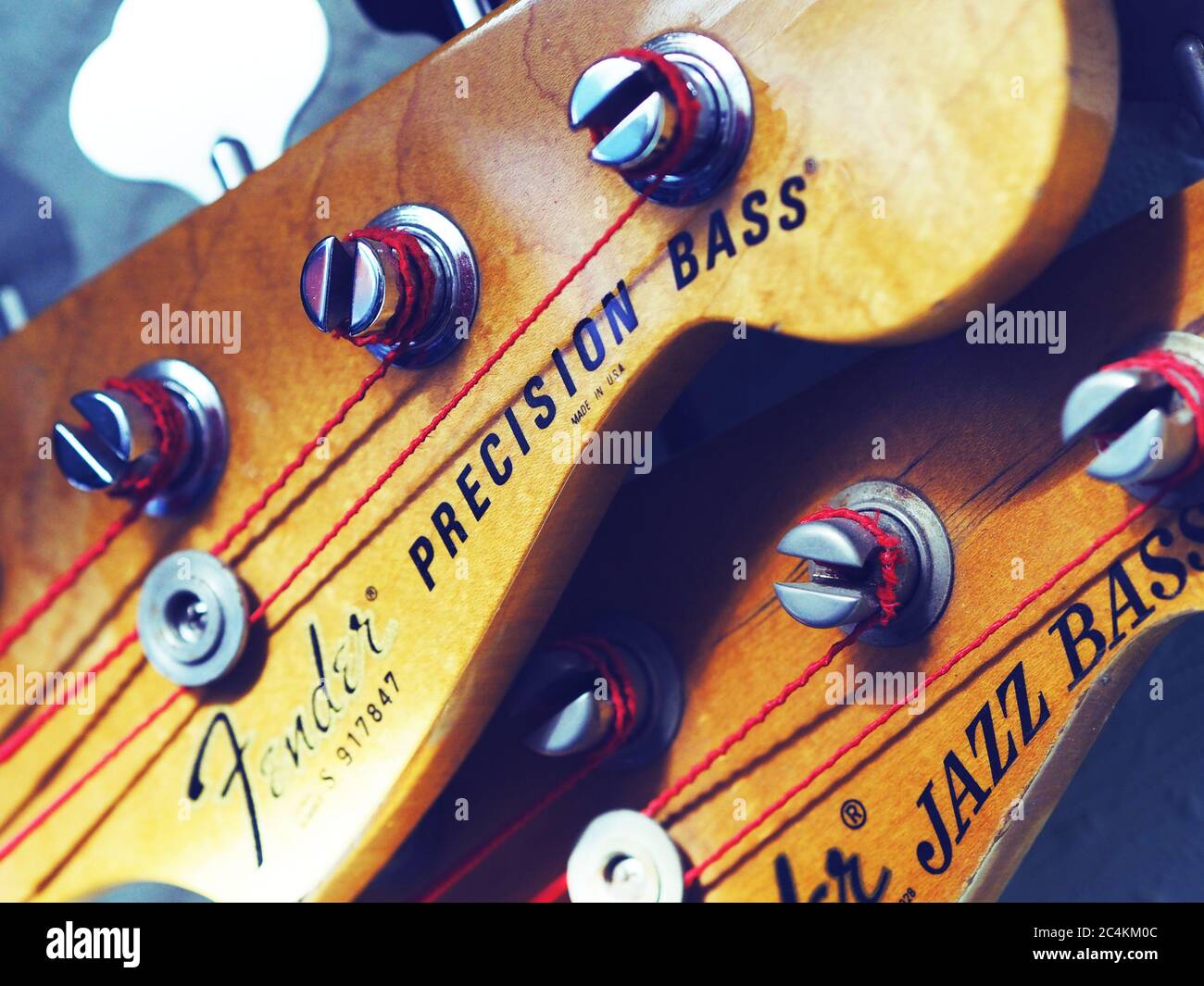 TONYPANDY, GROSSBRITANNIEN - Mar 01, 2020: Klassische Fender Bass Gitarren aus den 1970er Jahren Stockfoto