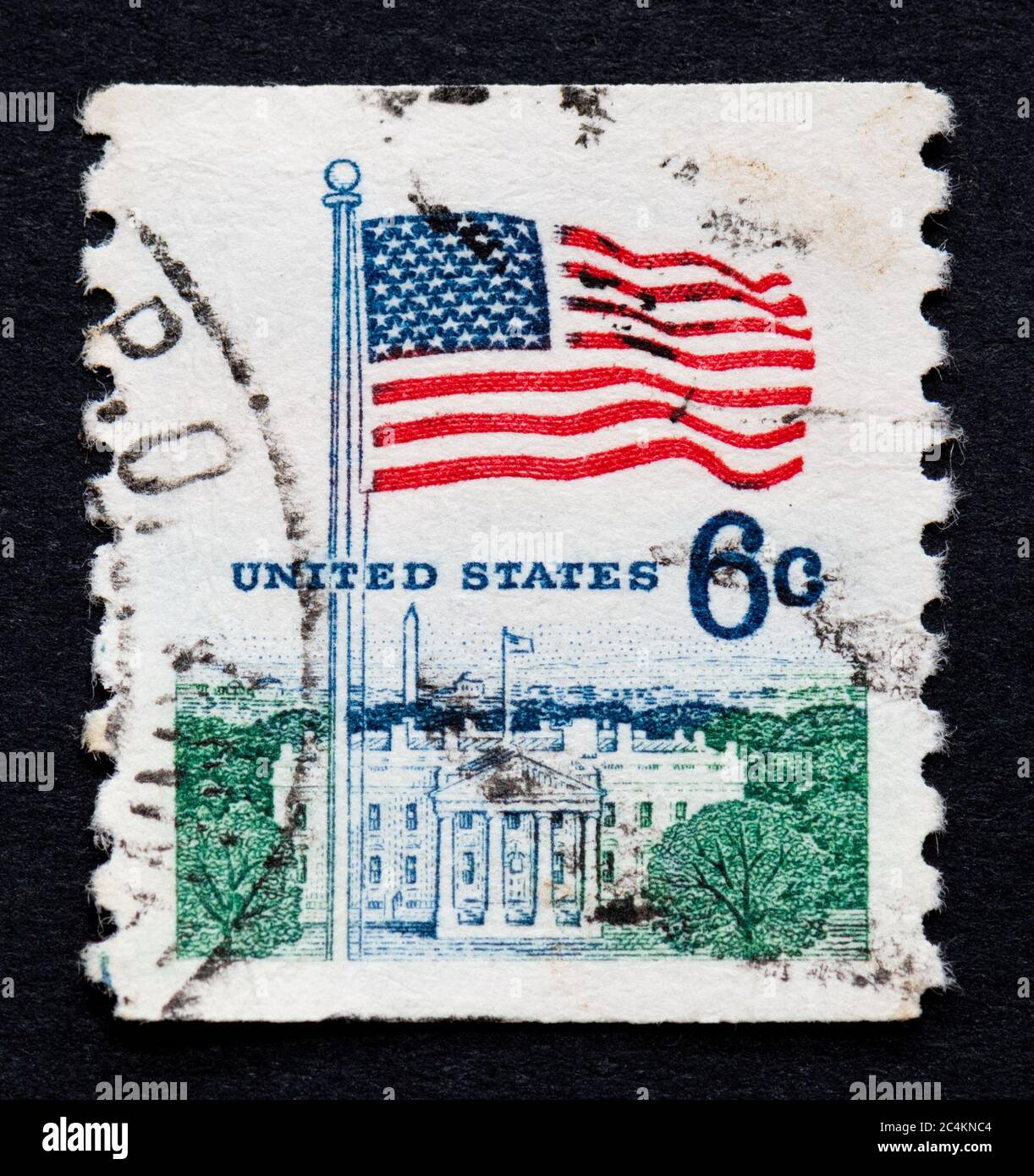 Vereinigte Staaten von Amerika Briefmarke von 1968 zeigt die amerikanische Flagge und das weiße Haus Stockfoto