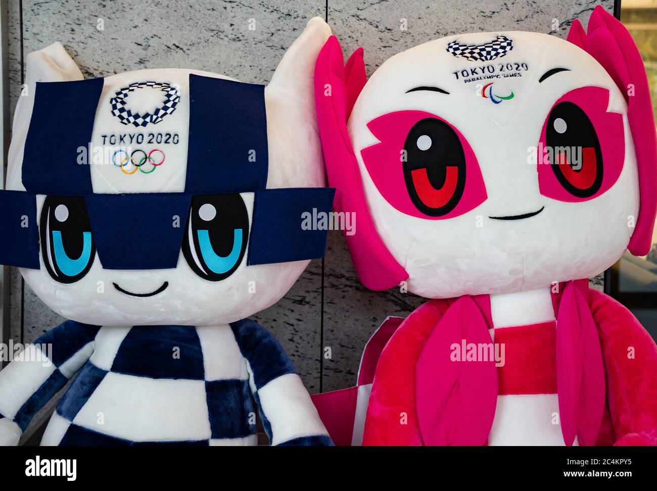 Maskottchen der Olympischen Spiele 2020 in Tokio und der Paralympics Miraitowa und Someity. Stockfoto