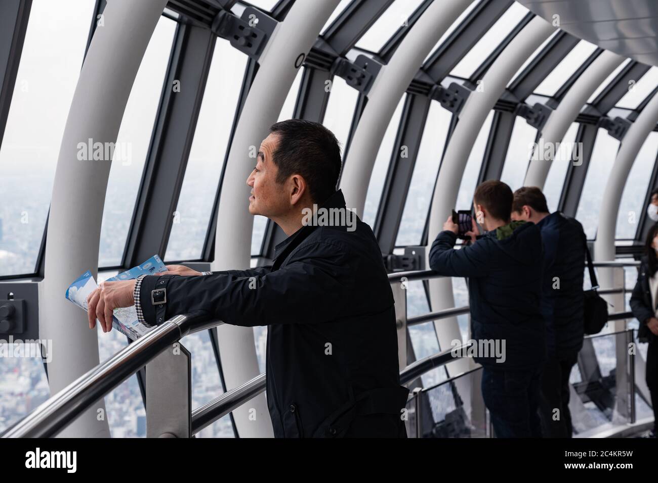 Menschen auf der Aussichtsplattform des Tokyo Skytree, auch bekannt als "Tembo Gallery", die im 445. Stock beginnt. Tokio, Japan. Stockfoto