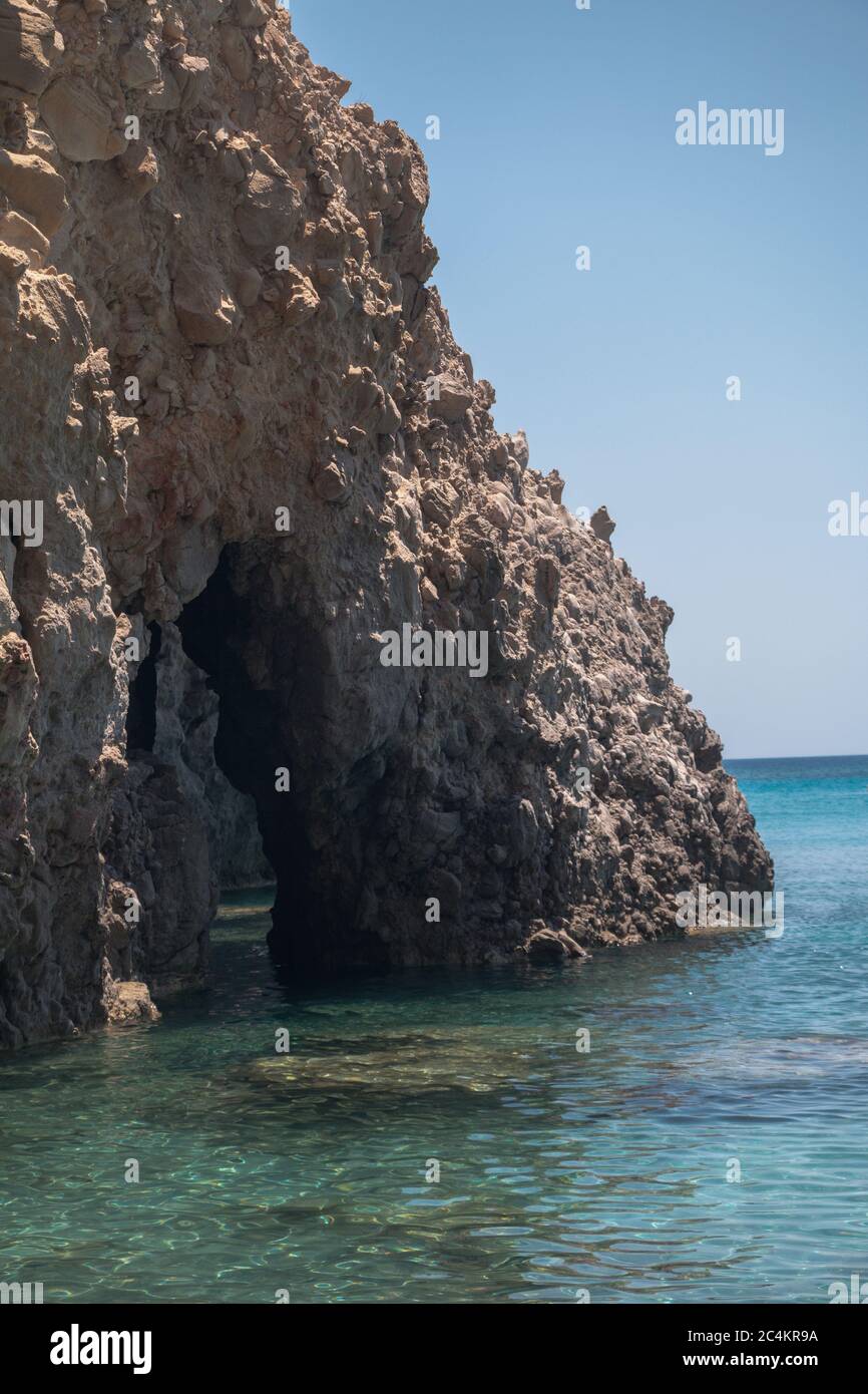 Blick auf die Ägäis vom Strand Tsigrado in Milos, Griechenland Stockfoto