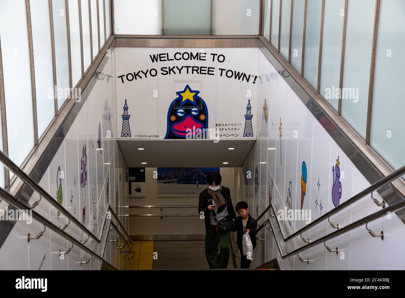 Treppen an der Tokyo Skytree Station (Tobu Linie) mit einer lustigen Werbung, die Sie in der Shopping Mall namens 'Tokyo Skytree Town' willkommen heißt. Tokio, Japan. Stockfoto