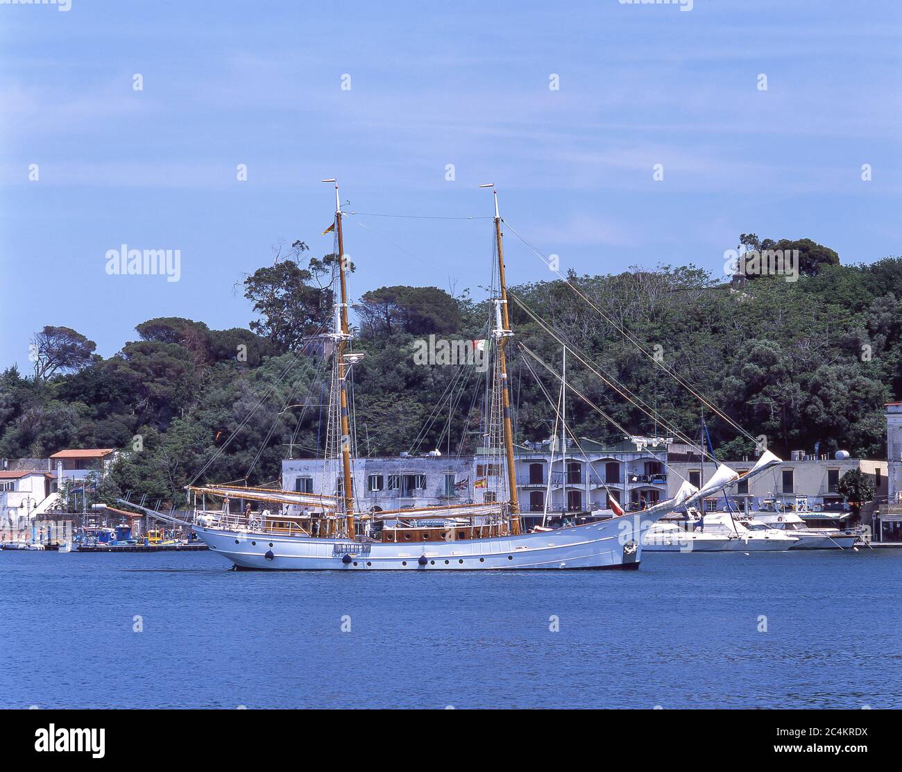 Schoner Segelschiff im Hafen, Ischia Stadt, Ischia, Region Campagnia, Italien Stockfoto