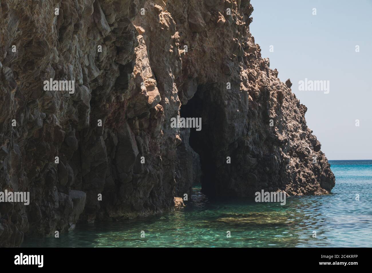 Blick auf die Ägäis vom Strand Tsigrado in Milos, Griechenland Stockfoto