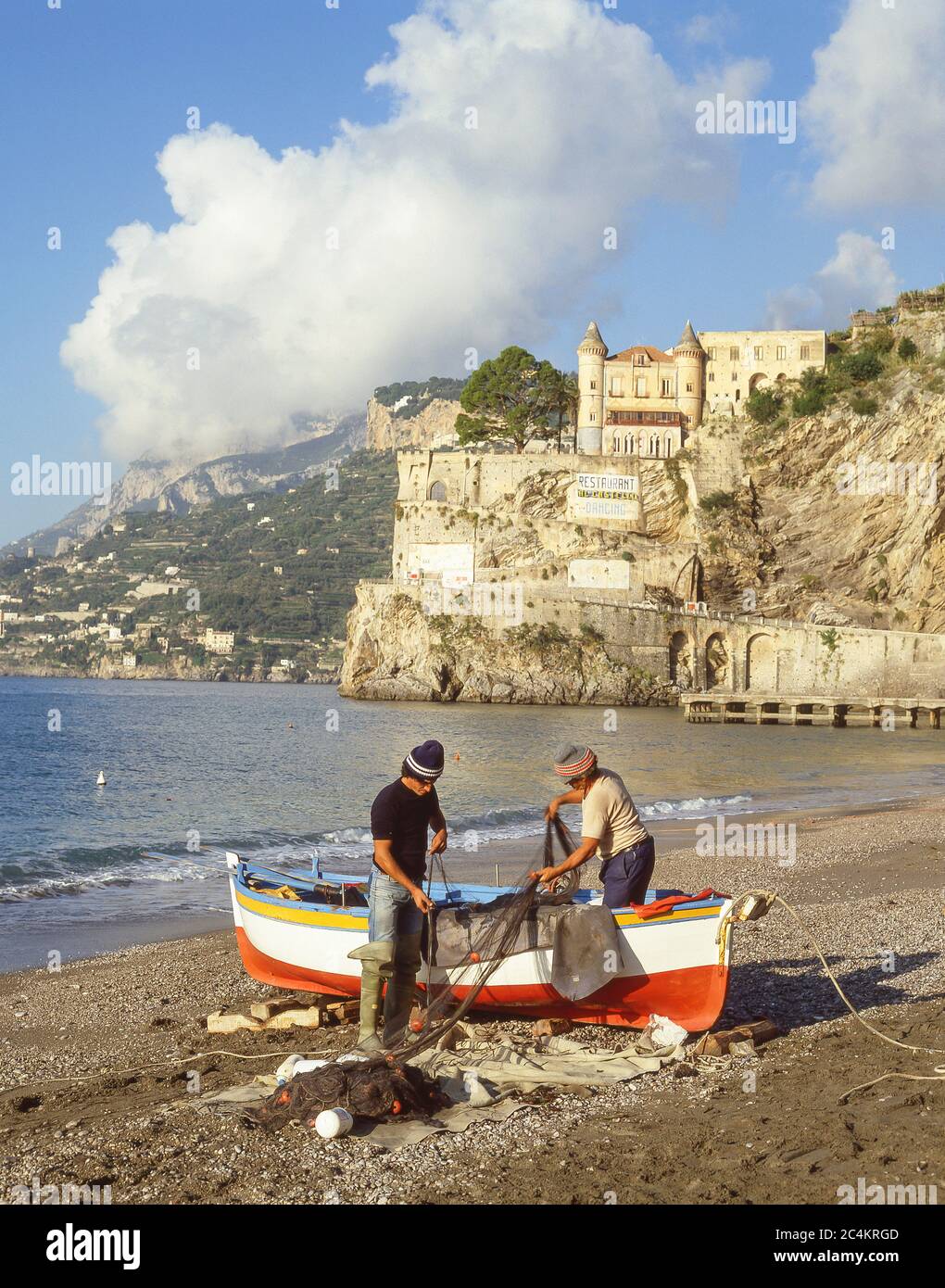 Lokale Fischer arbeiten am Strand, Maiori, Amalfiküste, Provinz Salerno, Region Kampanien, Italien Stockfoto