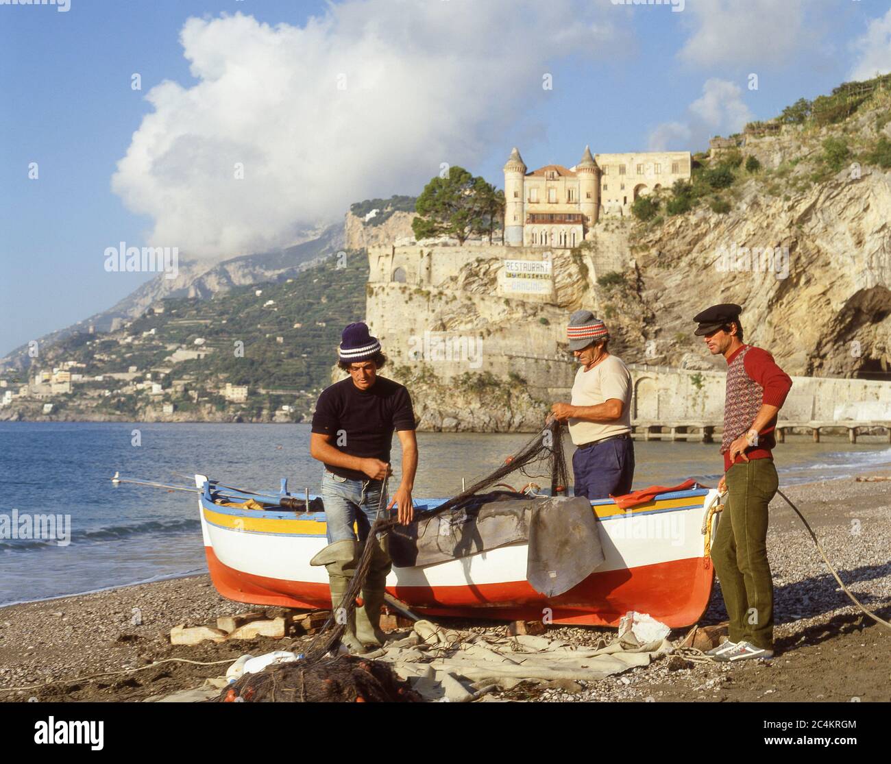 Lokale Fischer arbeiten am Strand, Maiori, Amalfiküste, Provinz Salerno, Region Kampanien, Italien Stockfoto