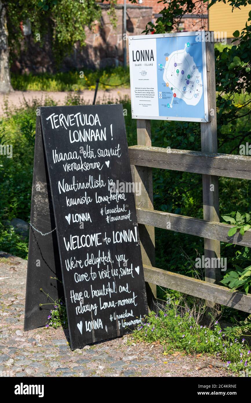 Blacboard Schild begrüßt Besucher und Touristen auf Lonna Island Tagesausflüge Ziel in den Schären von Helsinki, Finnland Stockfoto
