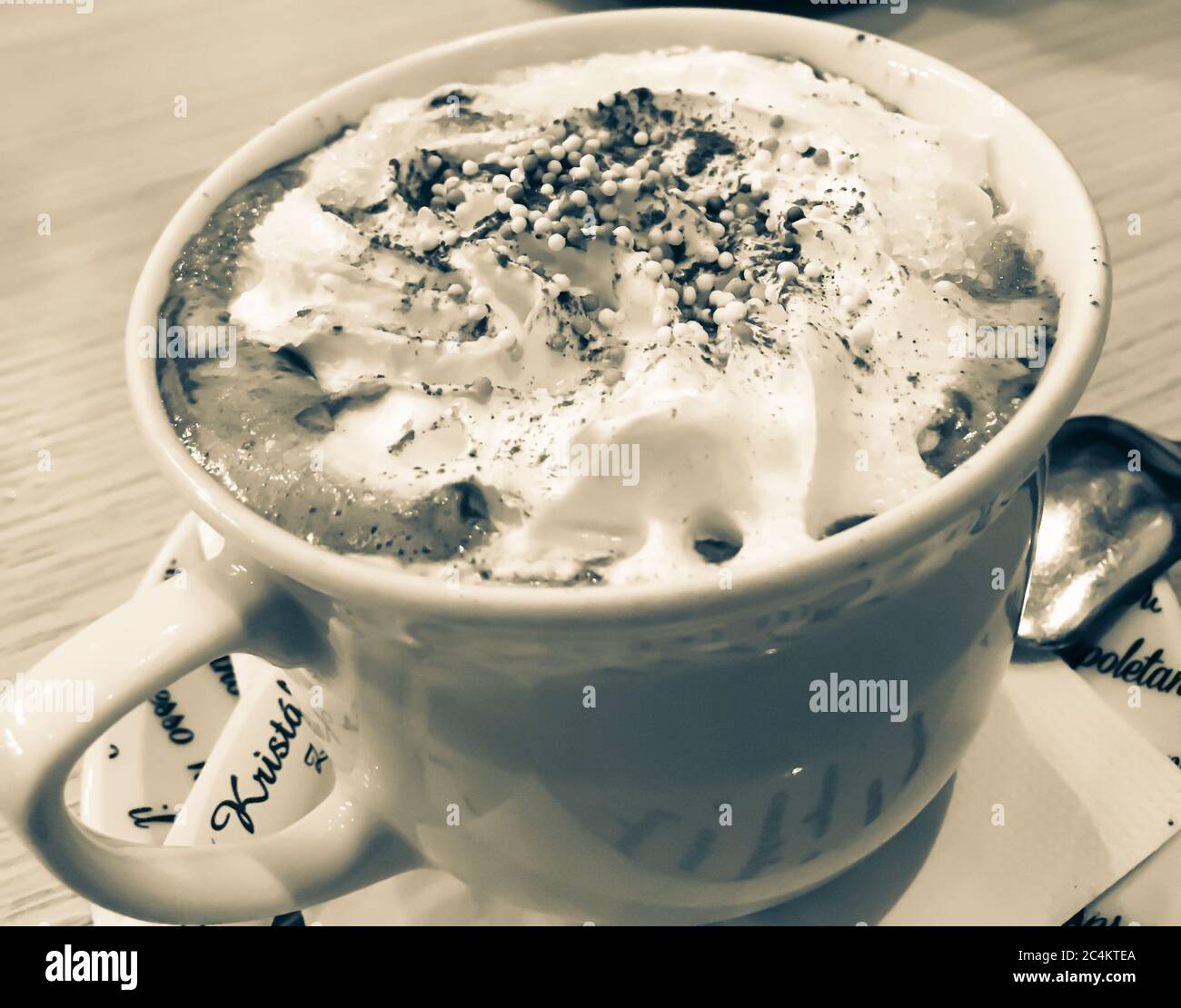 Würziger, winterwärmender Drink in weißem Becher Stockfoto
