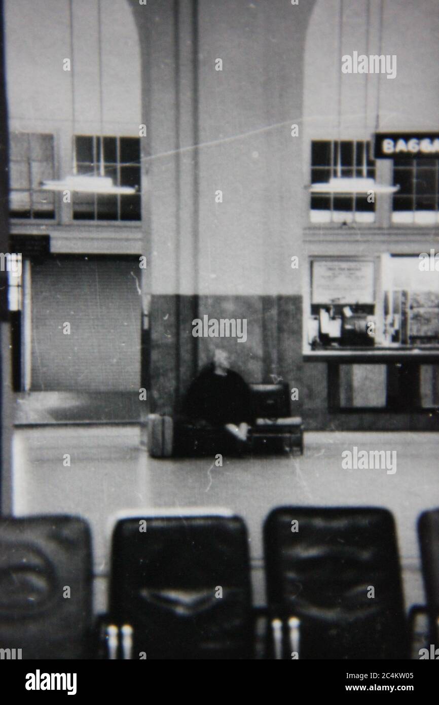 Bahnhof wartet 1970s -Fotos und -Bildmaterial in hoher Auflösung – Alamy