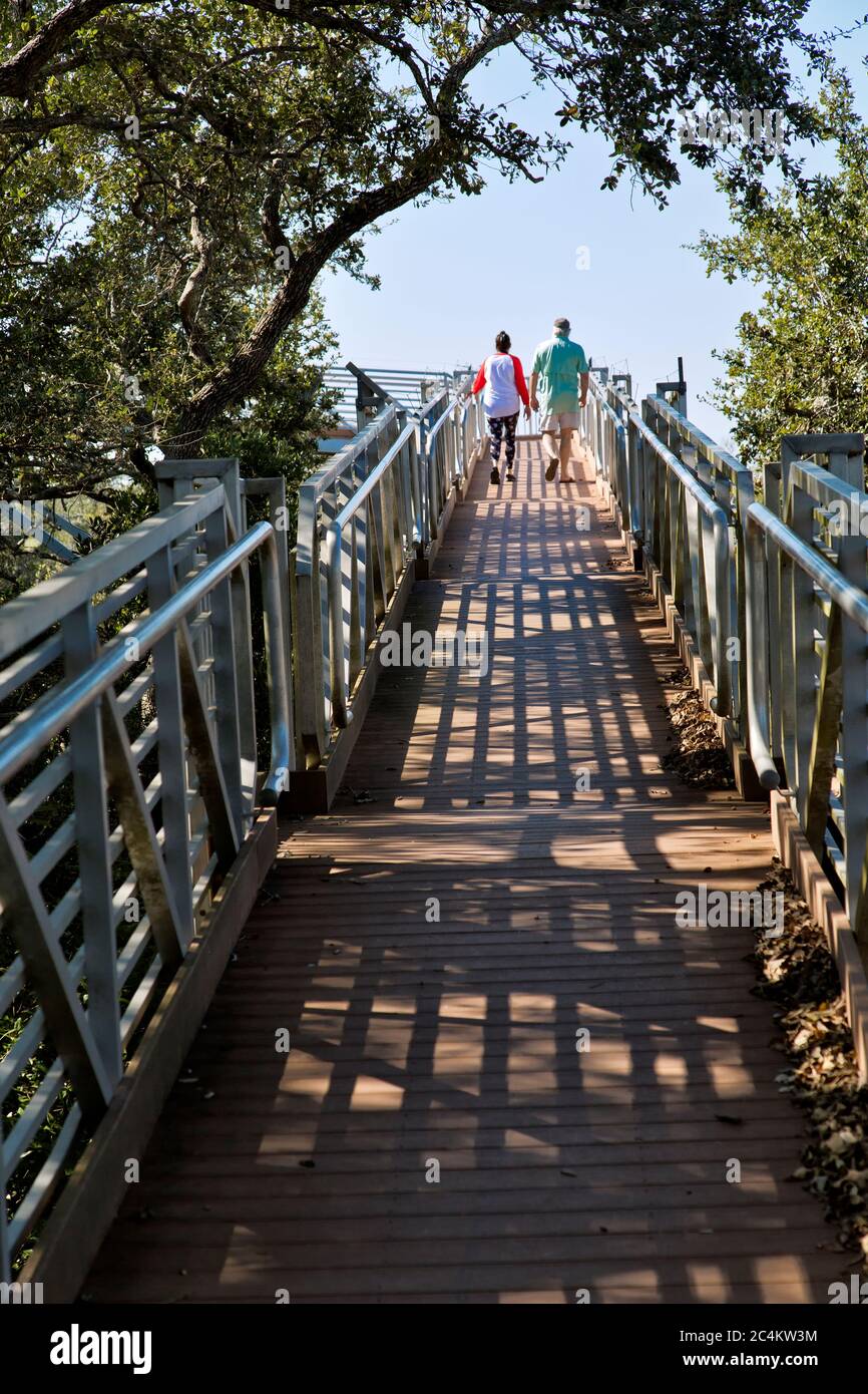 Aransas National Wildlife Refuge, Besucher mit erhöhten Aufstieg Gehweg zu 40 Fuß hohen Aussichtsturm, mit Blick auf San Antonio Bay, Texas. Stockfoto