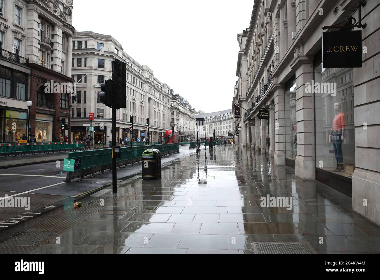 London, Großbritannien. Juni 2020. Obwohl es regnet, ist die Mittagszeit in der Regent Street in London fast menschenleer. Kredit: Paul Marriott/Alamy Live Nachrichten Stockfoto