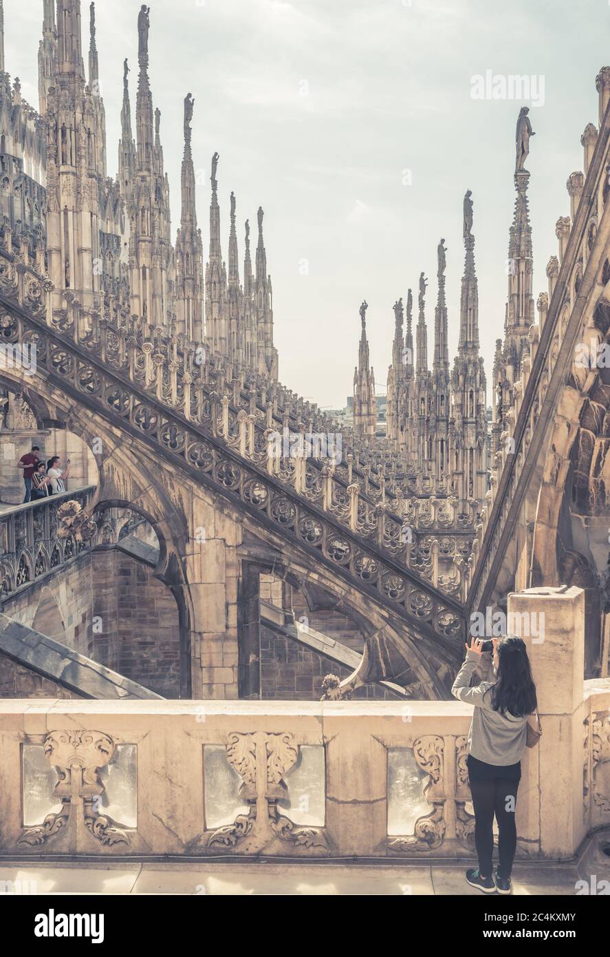 Mailand, Italien - 16. Mai 2017: Blick auf das Mailänder Domdach. Die Leute besuchen schöne Terrasse. Mailänder Dom oder Duomo di Milano ist Top-Touristen attractio Stockfoto